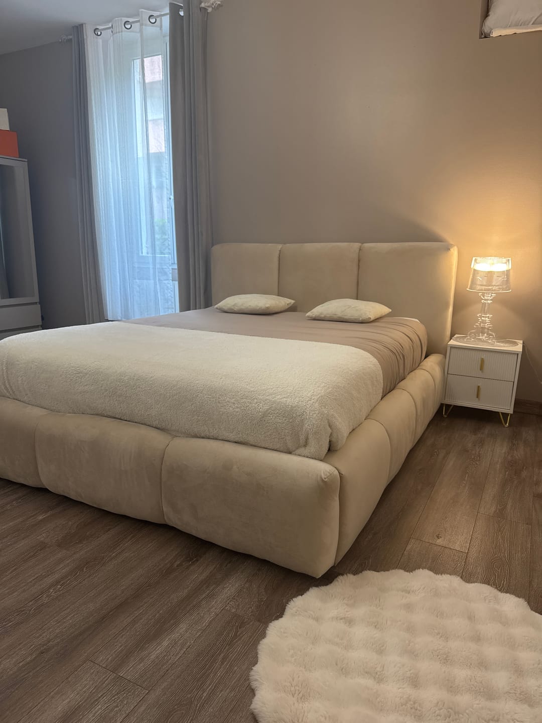 Customer photo review of Lit rembourré avec coffre de rangement - SOPHIE