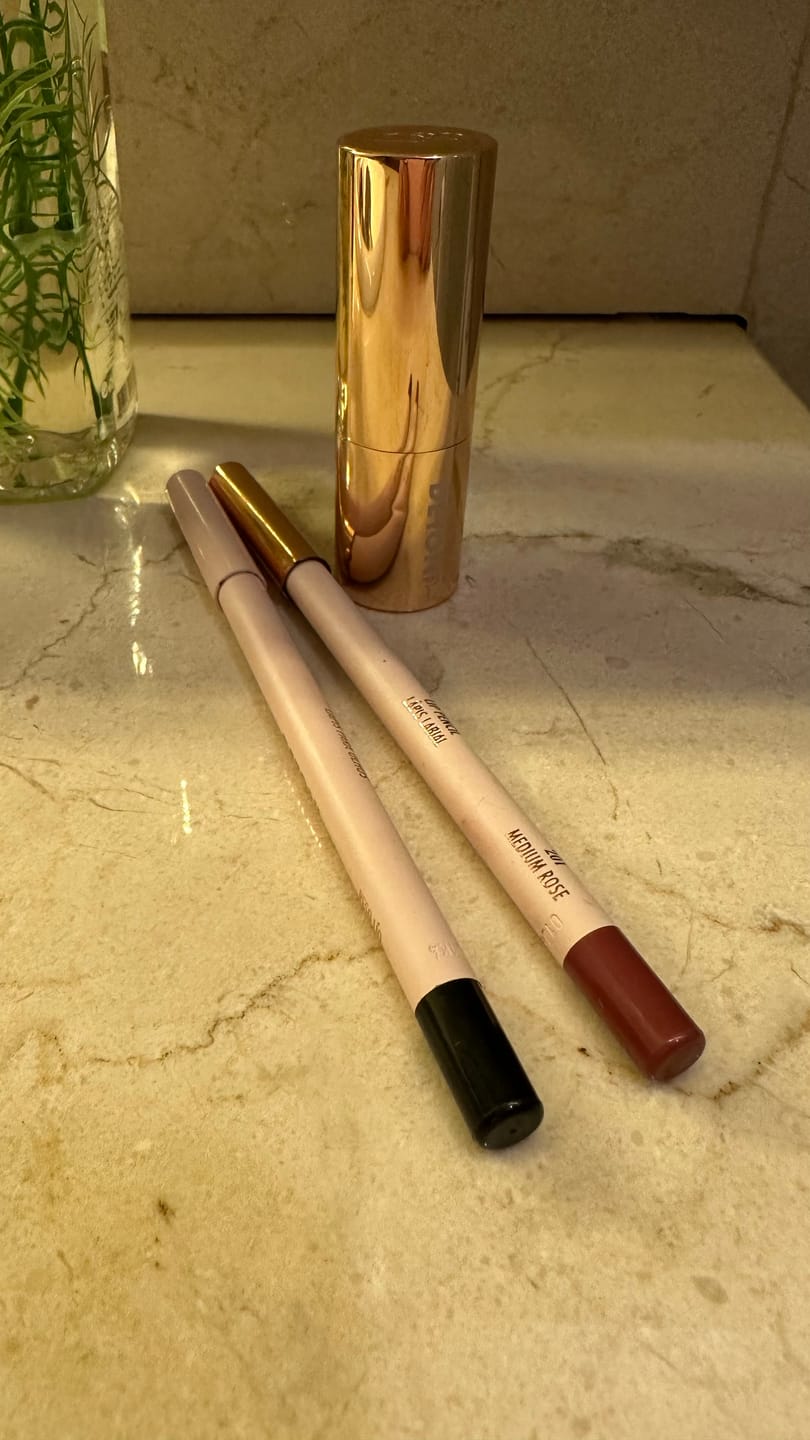 Customer photo review of EYE PENCIL | EXTREME BLACK - LÁPIS PARA OLHOS