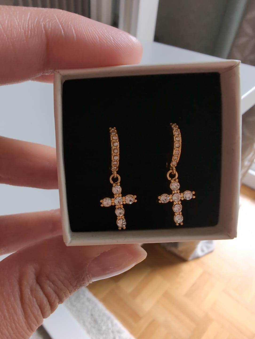 Customer photo review of Abbaddon Cross Huggie Ohrringe 14K Vergoldet