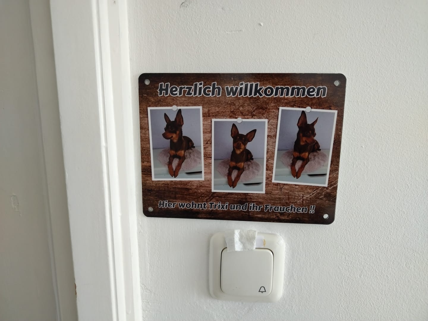 Customer photo review of Hunde-Türschild mit Foto & Wunschtext (UV- UND WETTERFEST) - Angebot beim Kauf eines 2. Schildes