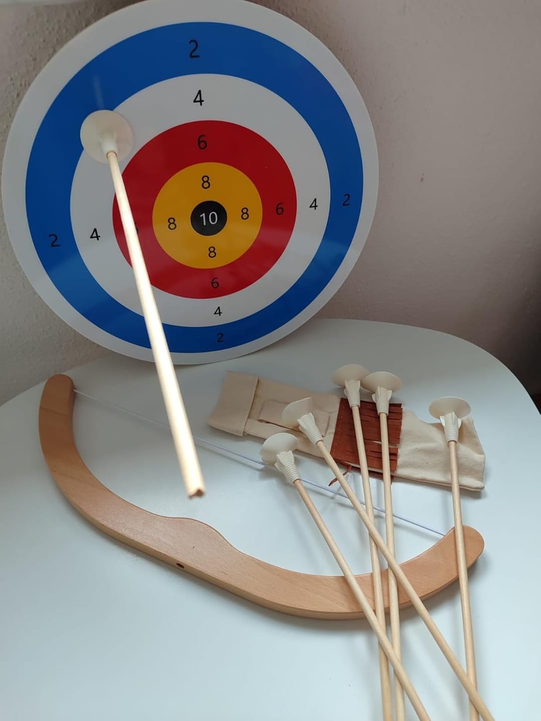 Customer photo review of Kinderbogen - Holzspielzeug, mit Saugnapfpfeilen, Köcher & Zielscheibe