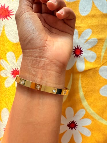 Customer photo review of TITAN GOLD BRACELET - 18K GOLD-PLATED