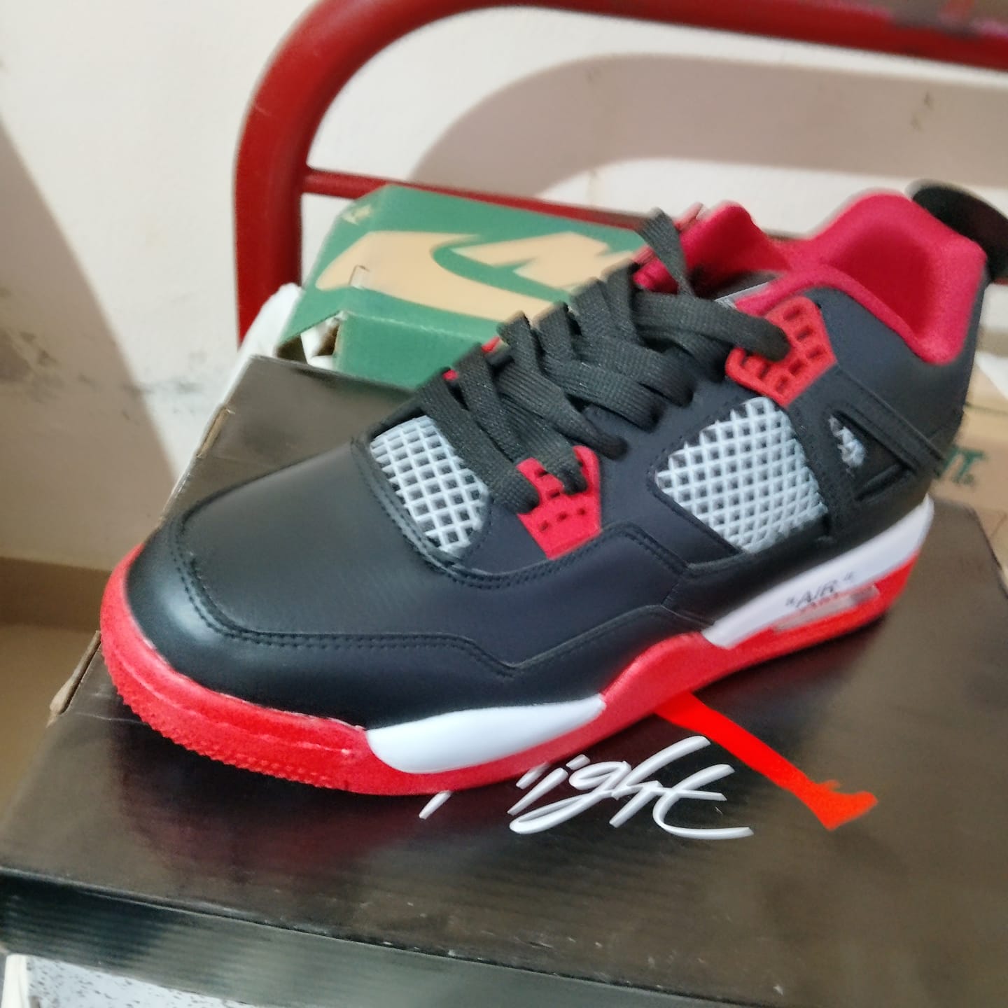 Customer photo review of Tenis Retro 4 Negro Rojo