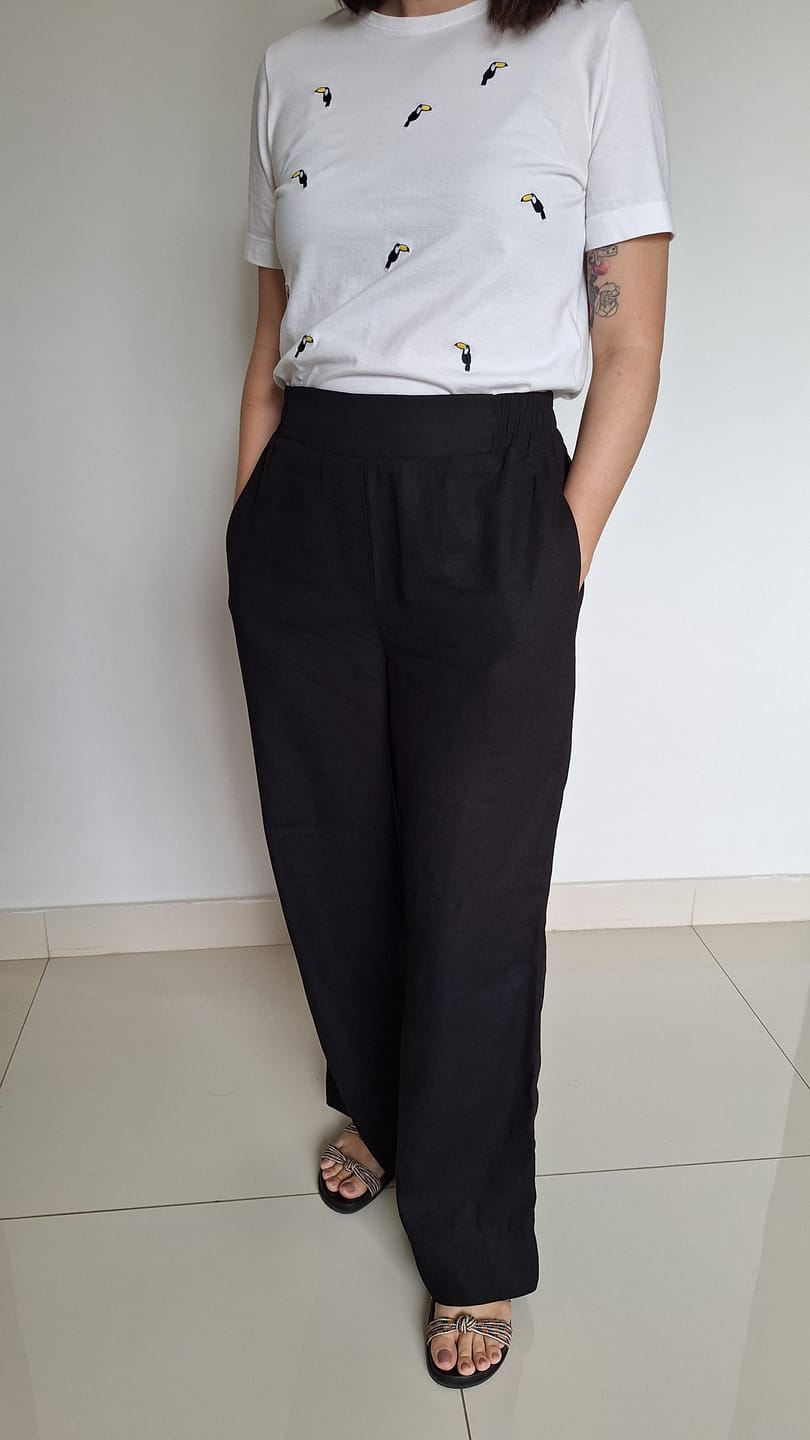 Customer photo review of Calça Reta Petúnia Preta