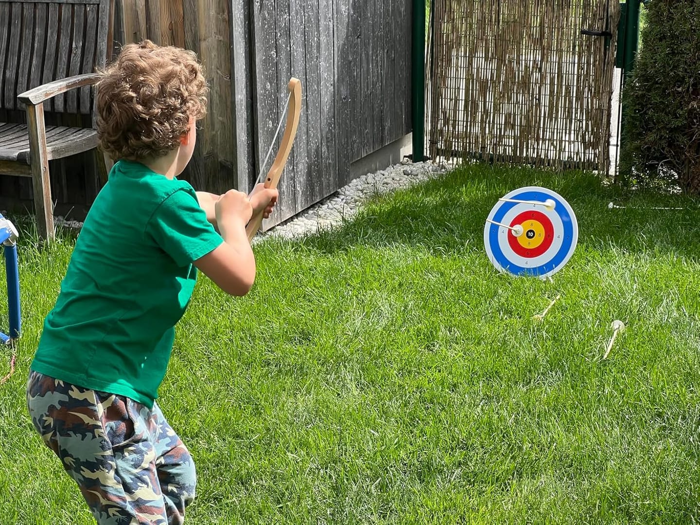 Customer photo review of Kinderbogen - Holzspielzeug, mit Saugnapfpfeilen, Köcher & Zielscheibe