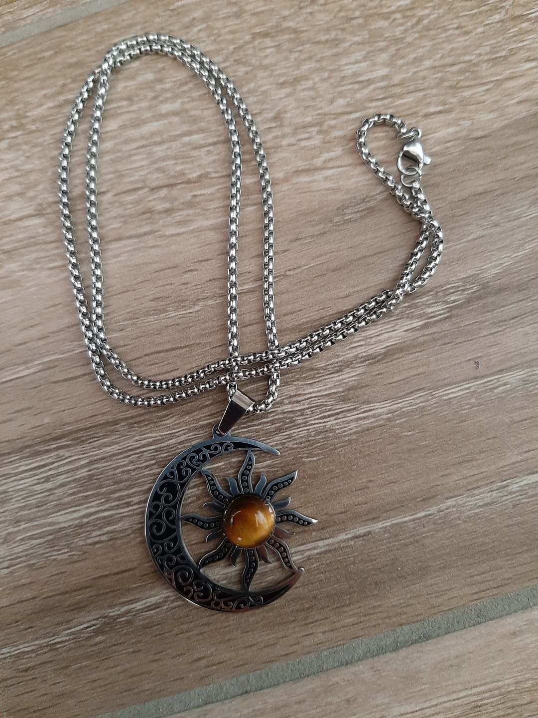Customer photo review of Pendentif "Équilibre Cosmique Lune-Soleil" en Oeil de Tigre