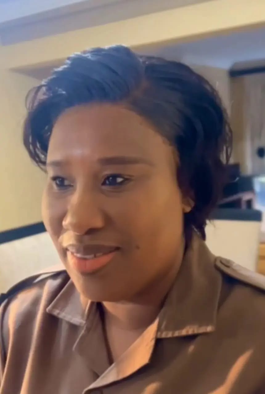 Customer photo review of Brazilian 13x4 Lace Frontal Wig Pixie Cut Col