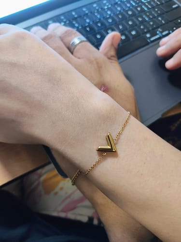 Customer photo review of V BRACELET - 18K GOLD-PLATED