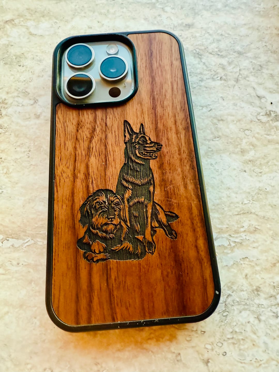 Customer photo review of Mobilskal din Hund | Valnöt