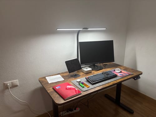 Customer photo review of Maidesite Table Top DIY Escritorio de ordenador con agujeros pre-perforados para el hogar y la oficina