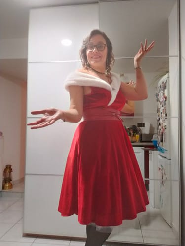 Avis photo d'un client sur [Pré-vente] Robe de Noël rouge en velours à épaules dénudées des années 1950