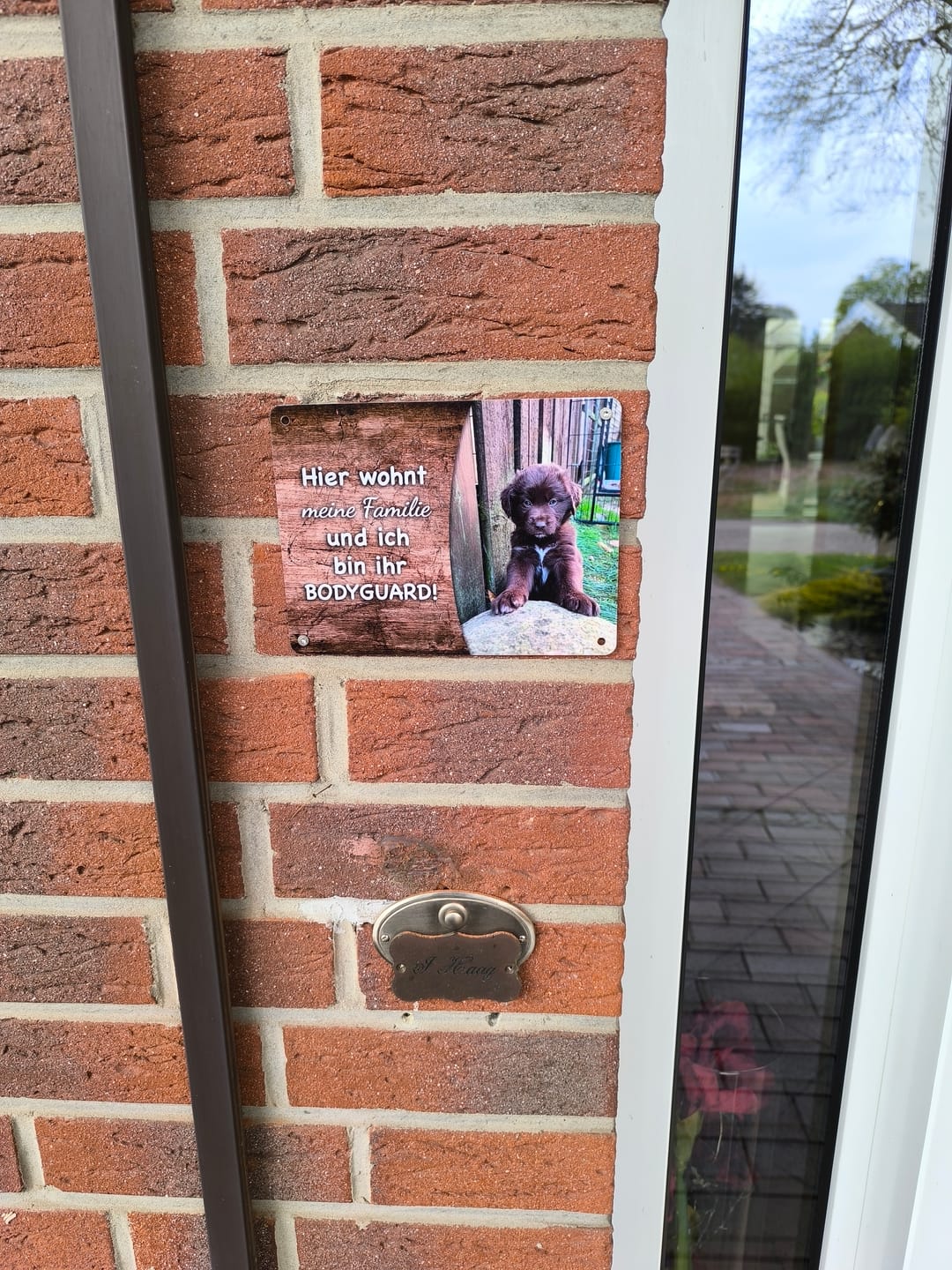 Customer photo review of Hunde-Türschild mit Foto & Wunschtext (UV- UND WETTERFEST) - Angebot beim Kauf eines 2. Schildes