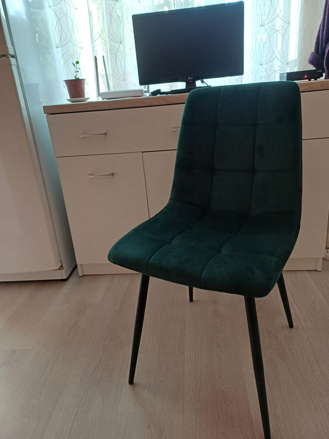 Customer photo review of Scaun tapitat MILA, verde/negru, stofa catifelata/metal, 45x41x86 cm