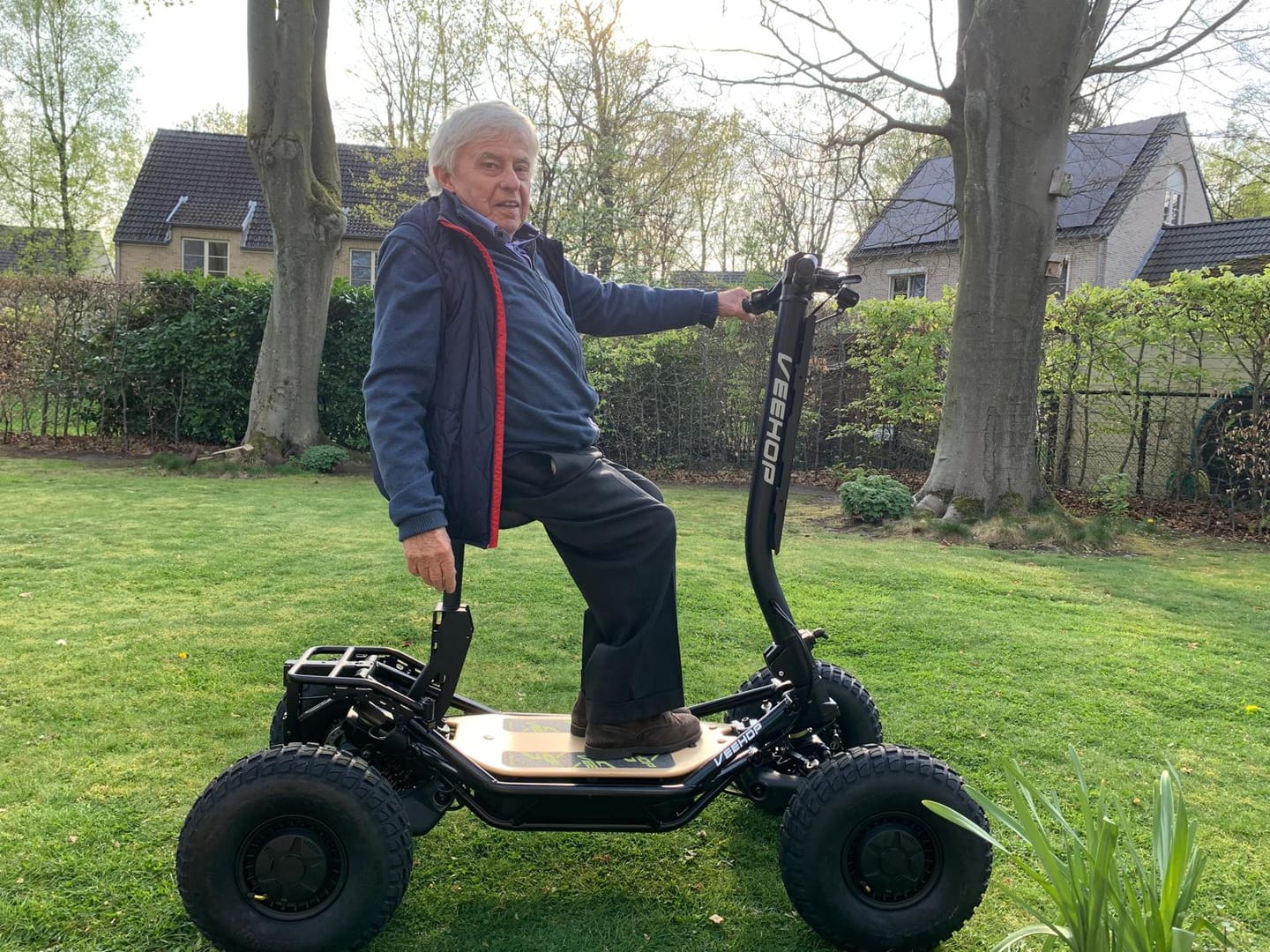 Customer photo review of Trottinette VEEHOP tout terrain à 4 roues motrices avec selle pliable 3200w / 6400w 40ah