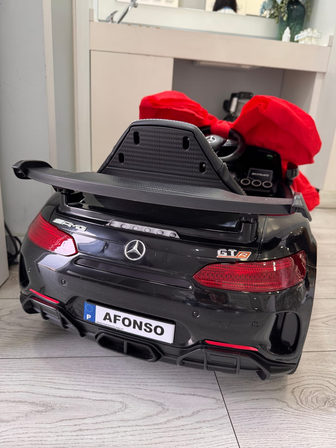 Customer photo review of Carro Elétrico para Criança MERCEDES GTR MINI 12v Preto c/ RODAS DE BORRACHA & ASSENTO EM PELE