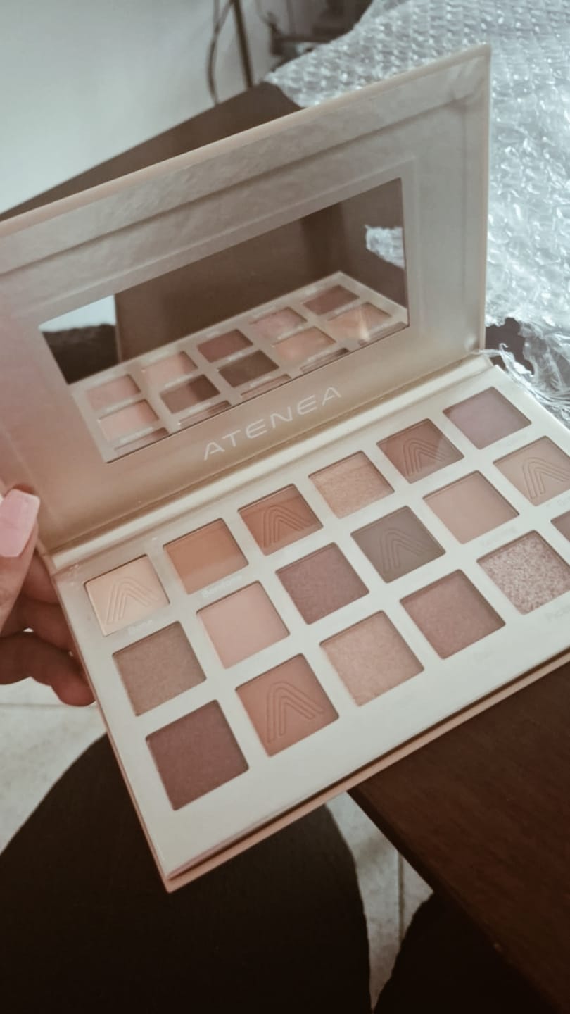 Customer photo review of PALETA DE SOMBRAS 18 TONOS ART DECO
