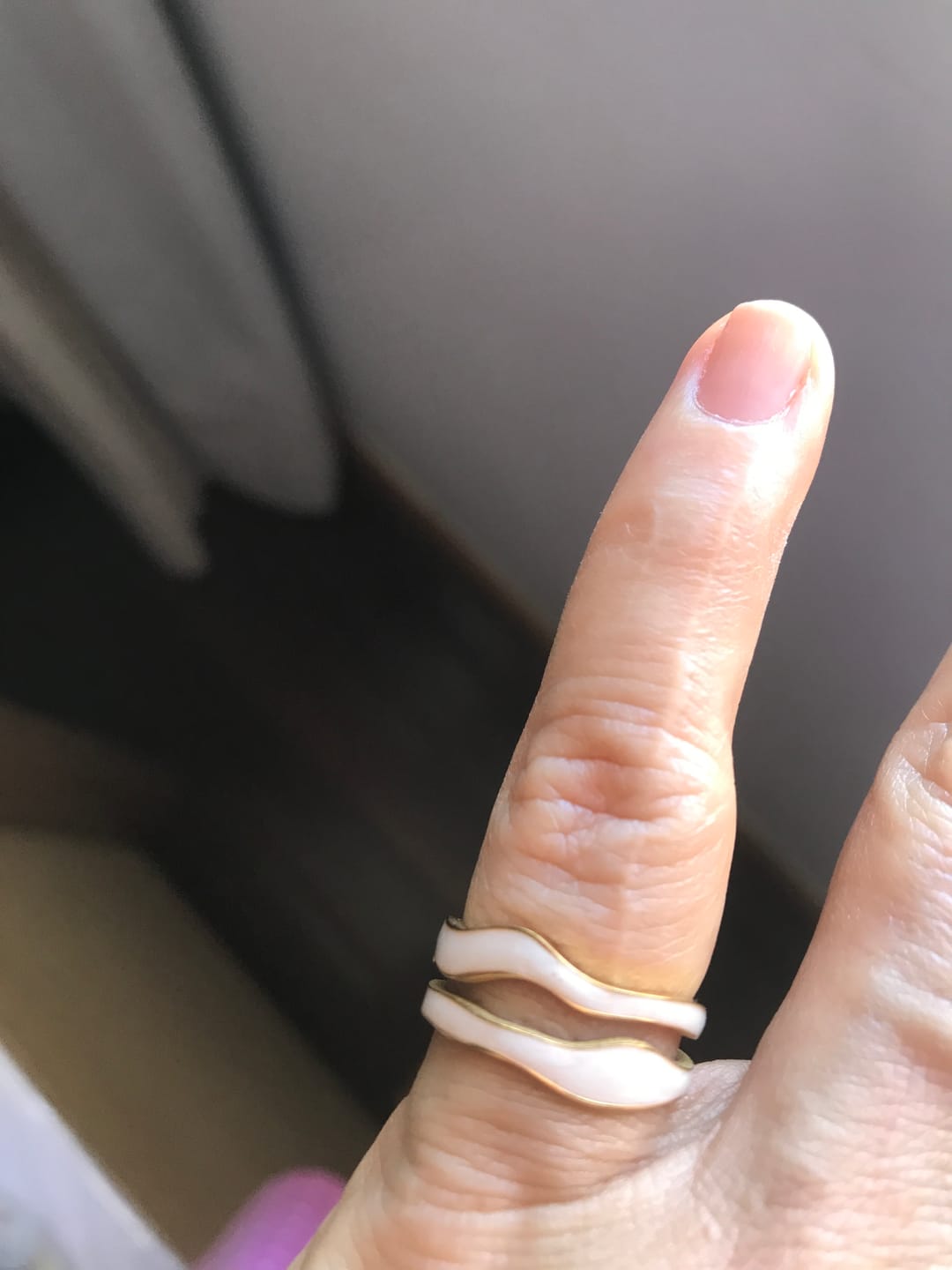 Customer photo review of Anel Abstrato Madrepérola Ajustável Banho em Ouro 18k
