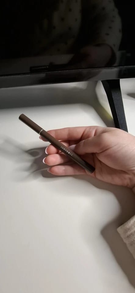 Customer photo review of JUDYDOLL Super Fine Eyeliner Fine Brushwork Stain Free Waterproof Anti Shake Long lasting Fast Drying Slim And Enlarged Eyes