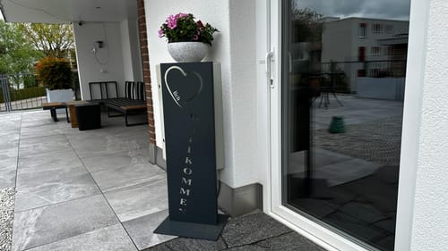 Customer photo review of Herzlich Willkommen Schild mit Herz – Charmantes Metall-Design für Deinen Eingangsbereich