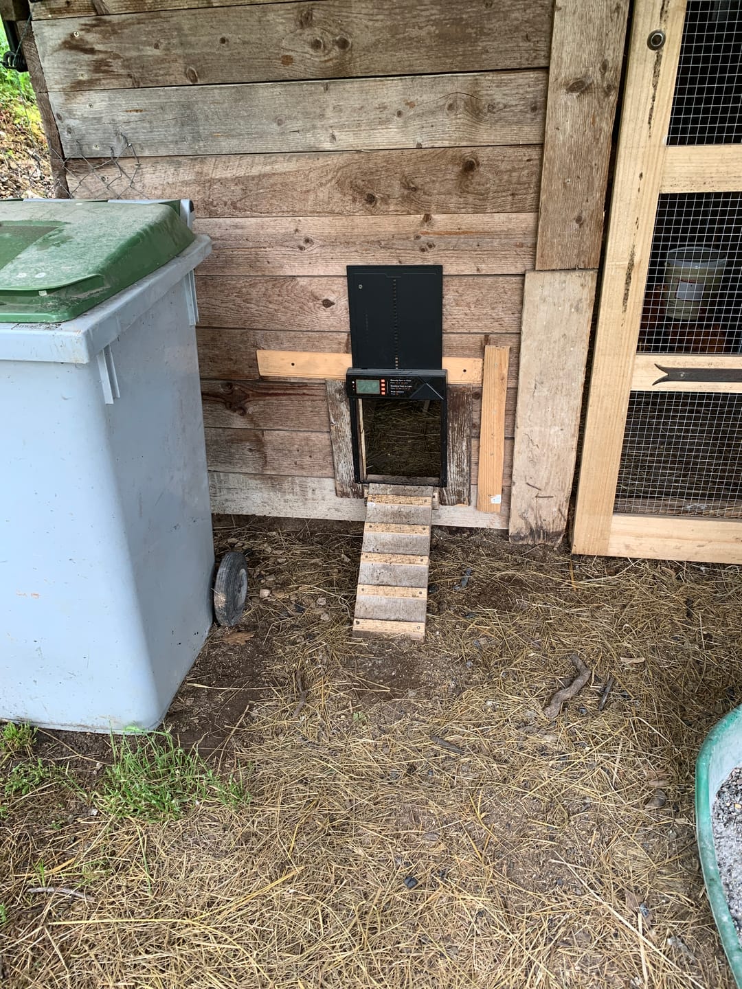 Customer photo review of Porte Automatique Solaire pour Poulailler