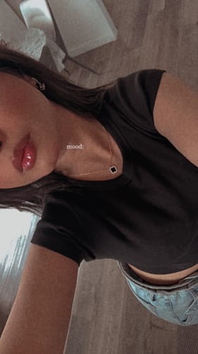 Customer photo review of Rosa flower necklace
