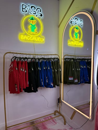 Customer photo review of BAGGAVELI (version 1) - Premium Neon Artwork