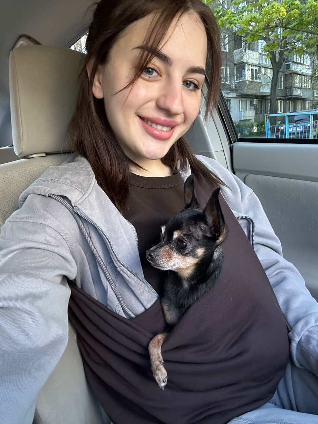 Customer photo review of Lightweight Pet Sling – Chocolate – Up to 11 lbs / 5 kg (Spring/Summer)