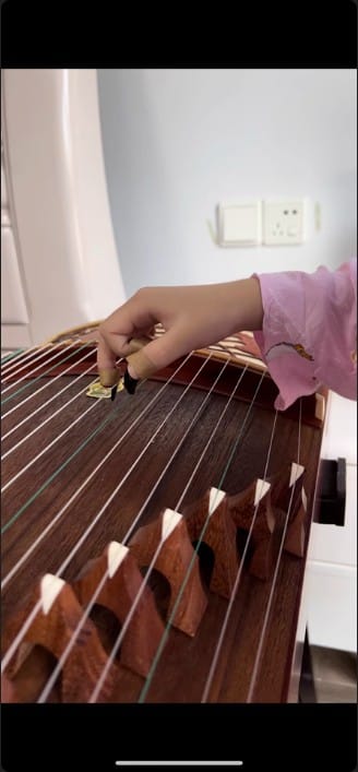 Customer photo review of Dunhuang Guzheng 696M – "Graceful and Elegant" | Bright Tone & Exquisite Mother-of-Pearl Inlay