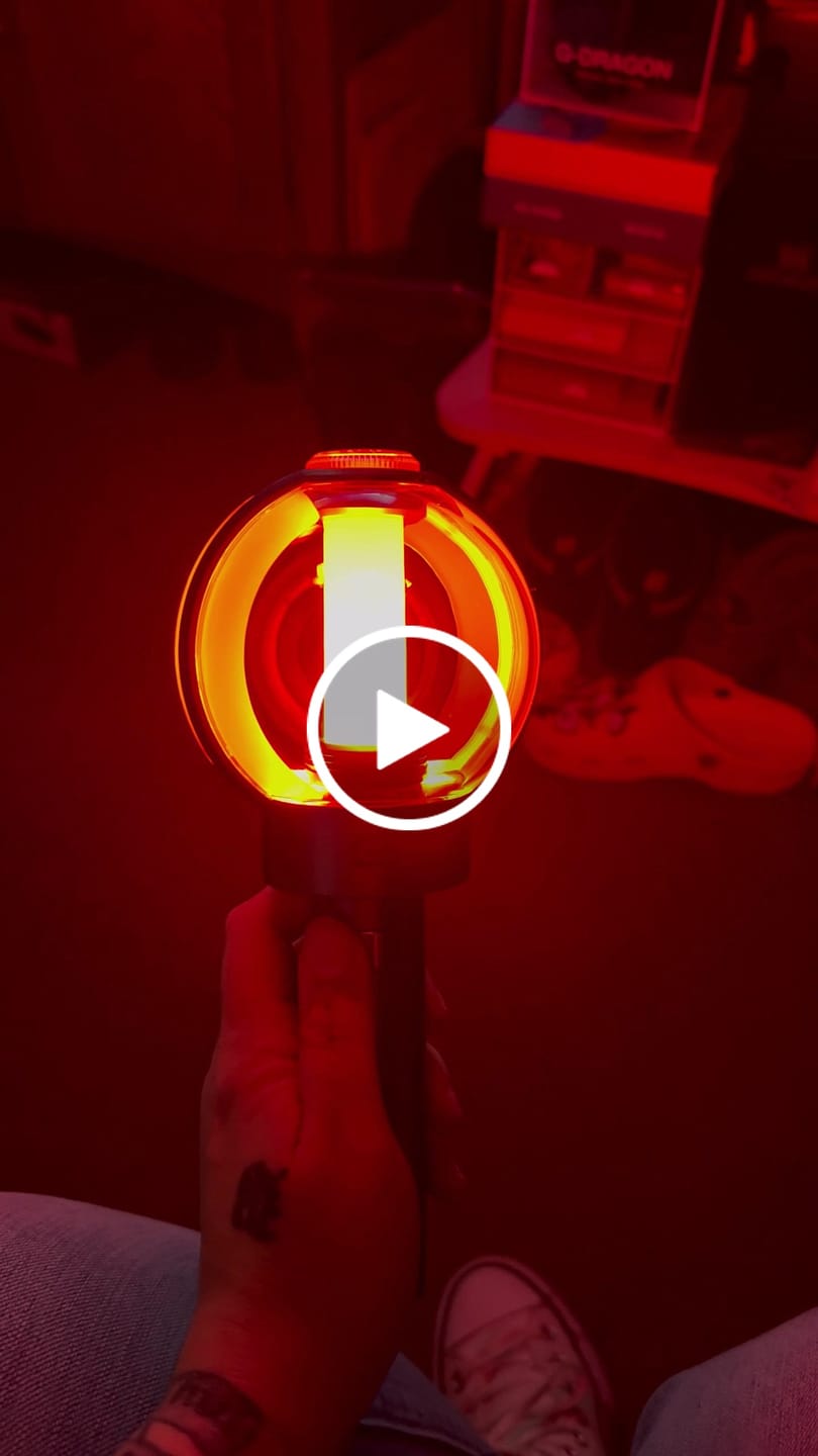 Customer video review of ENHYPEN - OFFICIAL LIGHT STICK VER.2
