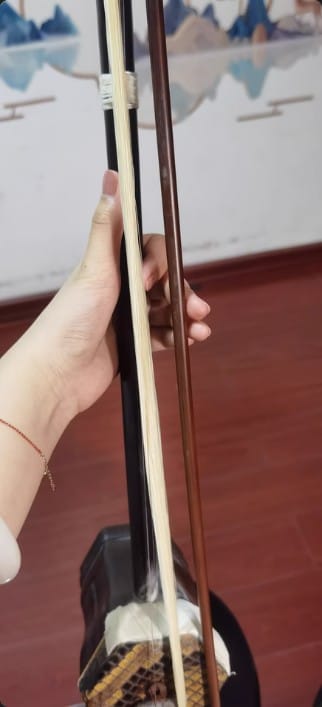 Customer photo review of Wan Qixing Performance Erhu Bow – Red Bamboo with Natural White Horsehair
