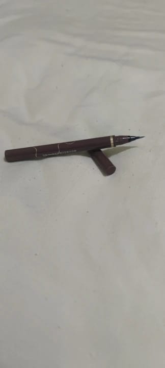 Customer photo review of JUDYDOLL Super Fine Eyeliner Fine Brushwork Stain Free Waterproof Anti Shake Long lasting Fast Drying Slim And Enlarged Eyes