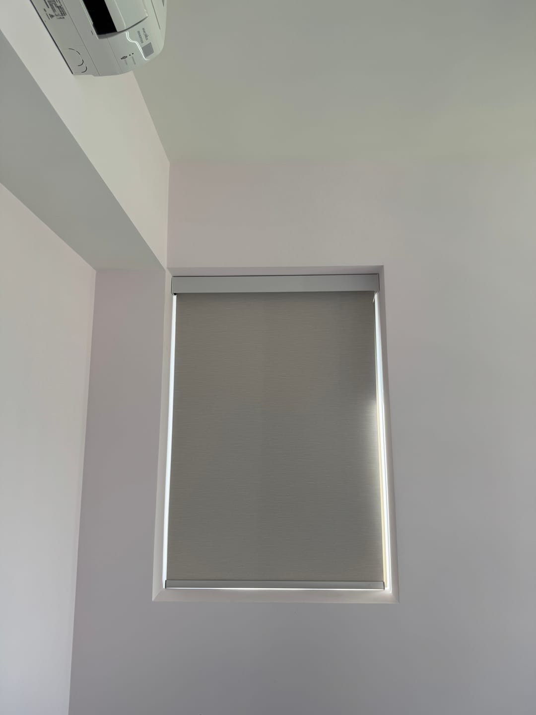 Customer photo review of SmartWings Motorized Roller Shades 100% Blackout Essential