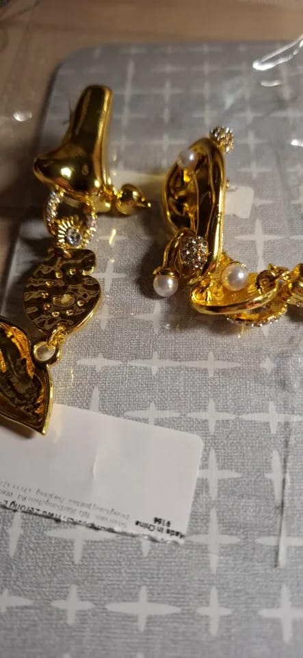 Customer photo review of Gold-Toned Leaf Drop Earrings With Demon’s Eye Centerpiece For European American Retro Court Glamour — Cobalt | KIMLUD
