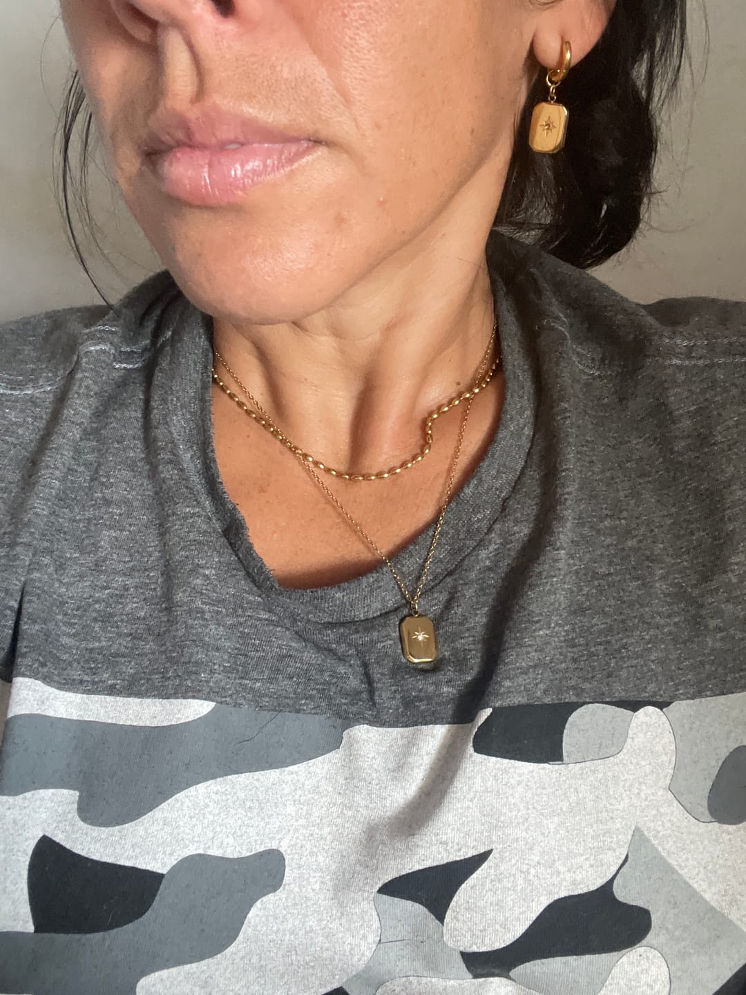 Customer photo review of Colar de Rede Baiana com Pingente de Rosa Banhado em Ouro 18k