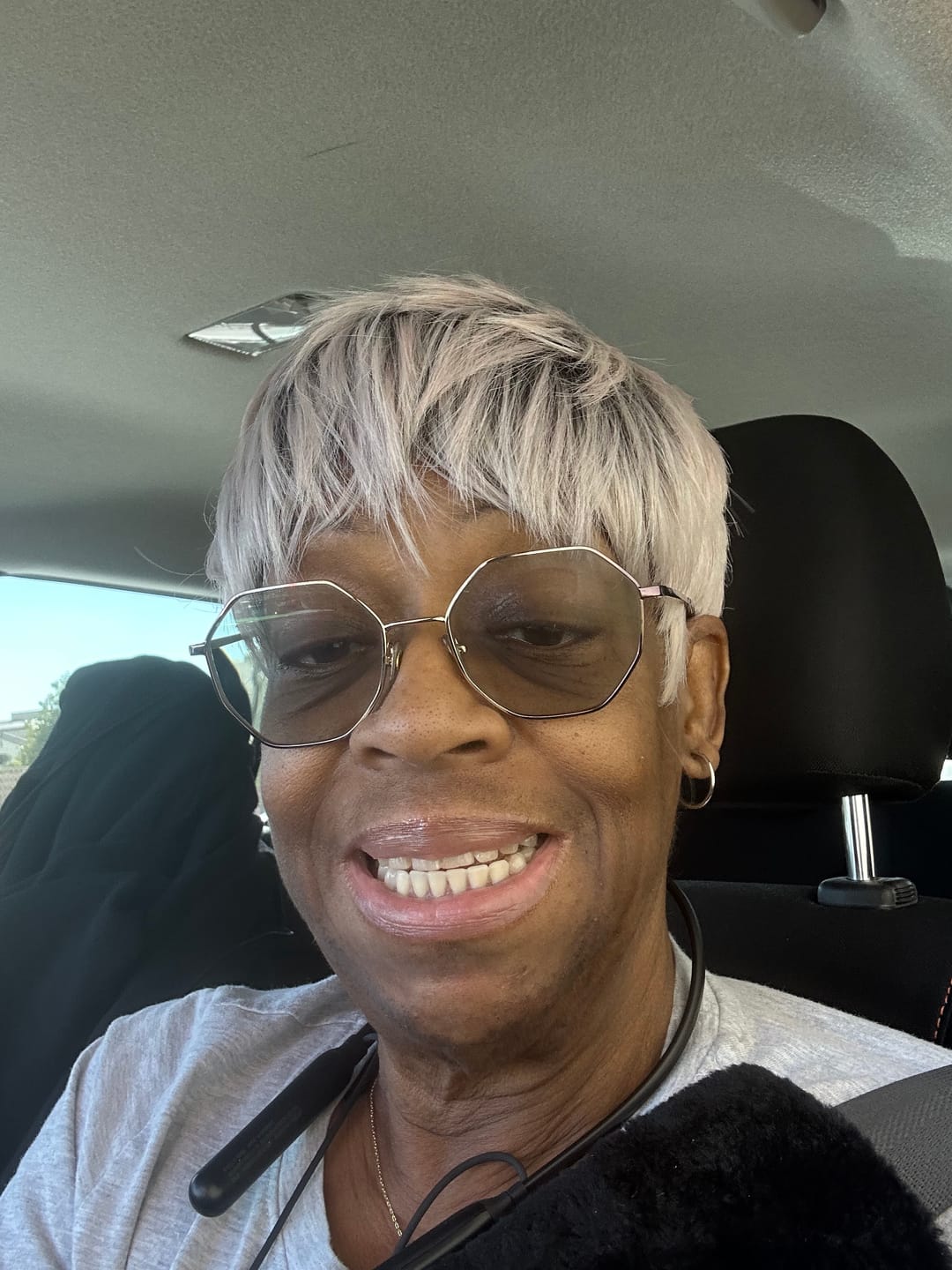 Customer photo review of Outre Wigpop Full Wig - NOLA