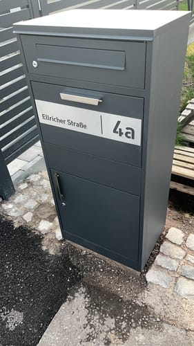 Customer photo review of Paketbox PB1 mit Briefkasten | anthrazit - RAL7016 | personalisiert mit Edelstahl-Schild