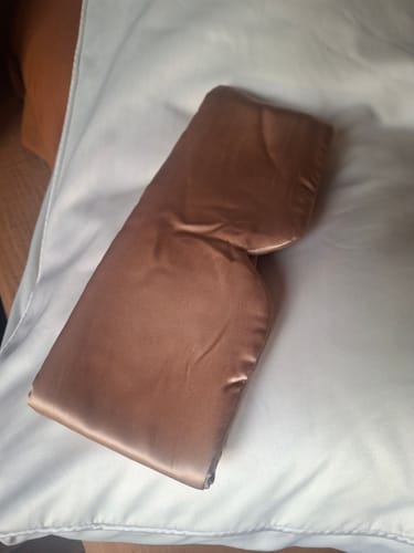 Customer photo review of Masque enveloppant Pillow en soie Skincare infusé au cuivre