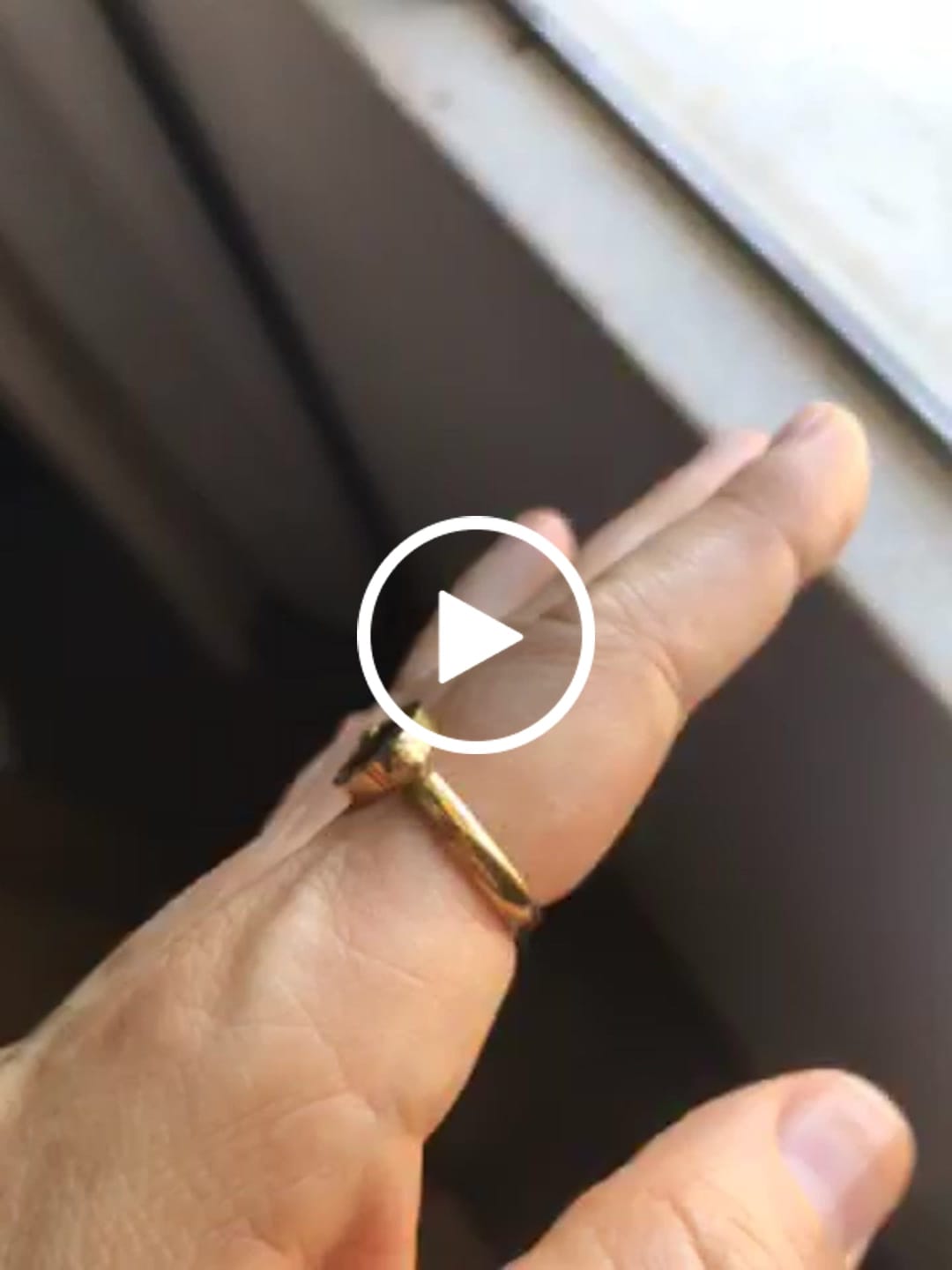 Customer video review of Anel Giratório Numeral Romanos Banhado em Ouro 18K