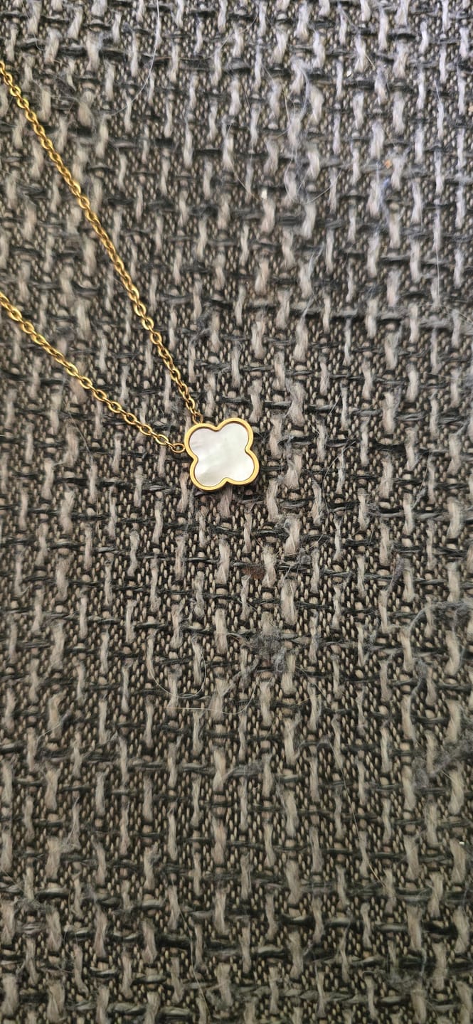Customer photo review of Clover Perlmutt Kette | 18K vergoldet