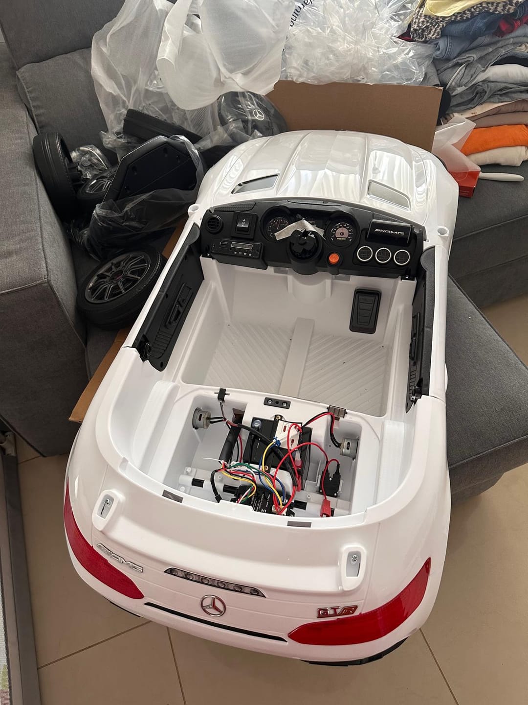 Customer photo review of Carro Elétrico para Criança MERCEDES GTR MINI 12v Branco c/ RODAS DE BORRACHA & ASSENTO EM PELE