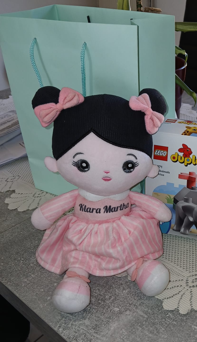 Customer photo review of Personalisierte Plüschpuppen mit Offenen Augen im Schwarzen Haar