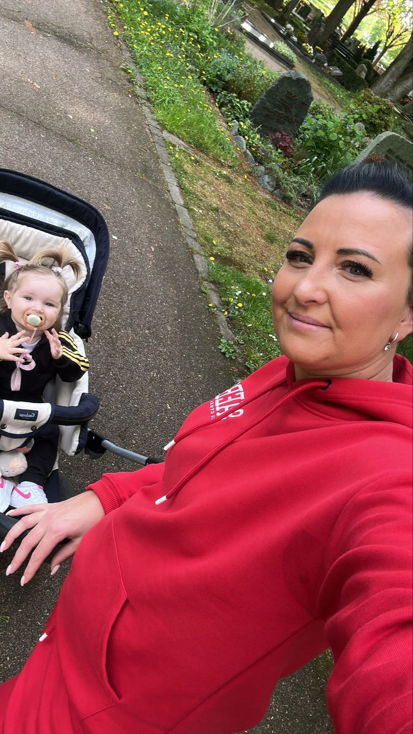 Customer photo review of Lifestyle Damen Jogginghose rot mit Stickerei by SAEBIS®