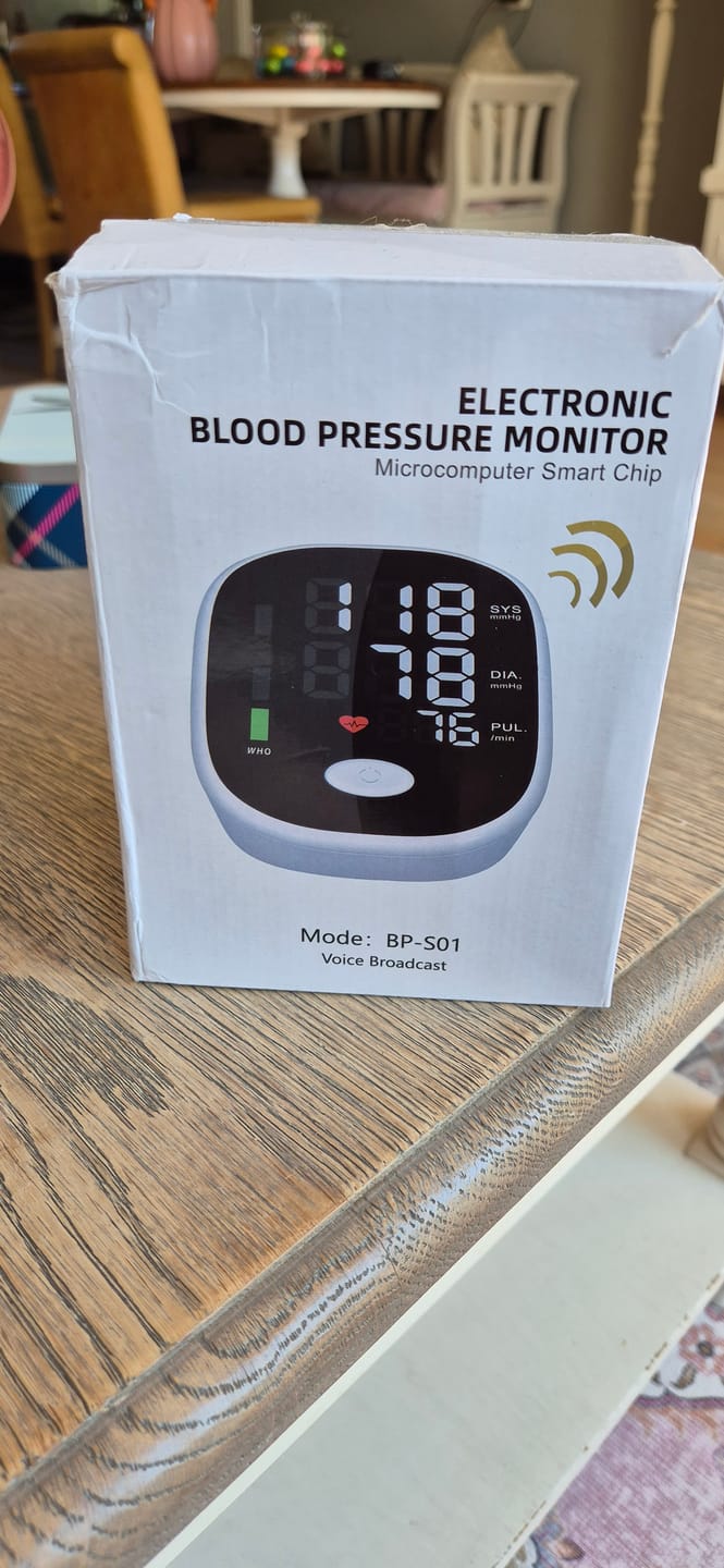 Customer photo review of Zeer nauwkeurige bovenarm bloeddrukmeter / meten via bovenarm / detectie van hartritmestoornissen / met slimme geheugenfunctie voor thuisgebruik (bloeddrukmeter)