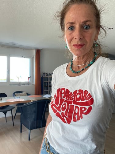 Customer photo review of DEZENTE REBELLEN PREMIUM SHIRT MÄDELS • MAKE LOVE NOT WAR