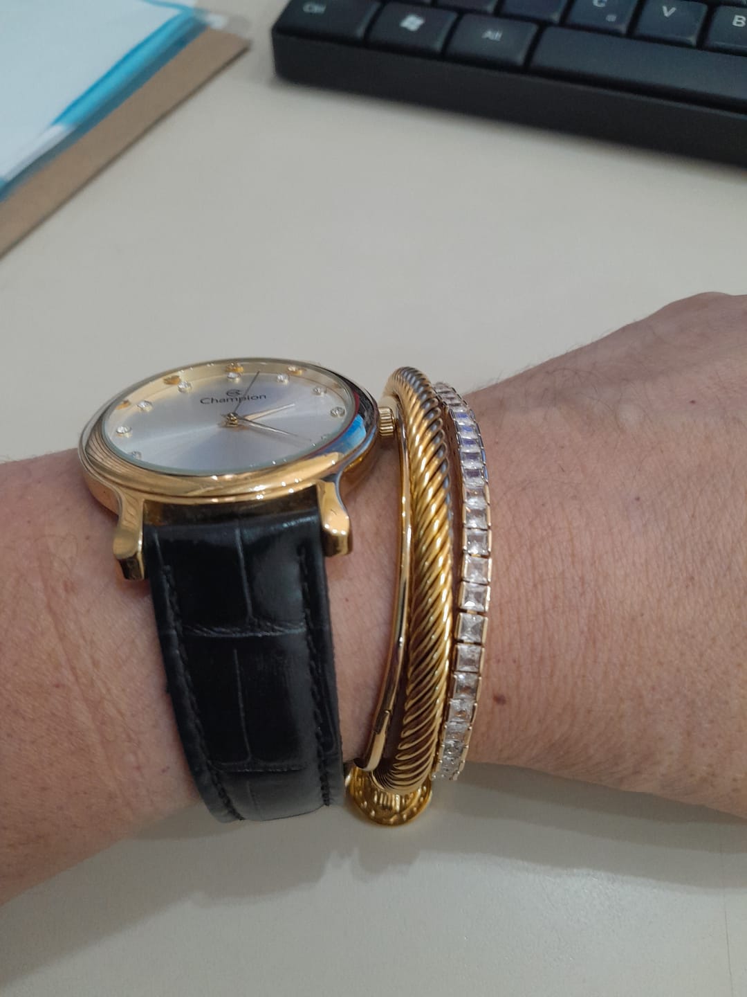 Customer photo review of Bracelete Pingente São Bento Banhado em Ouro 18K