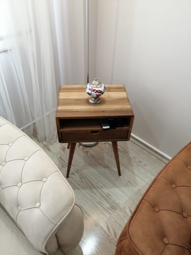 Customer photo review of Çekmeceli Komodin - Ceviz Masif Ahşap, Raflı ve Konik Ayaklı Tasarım