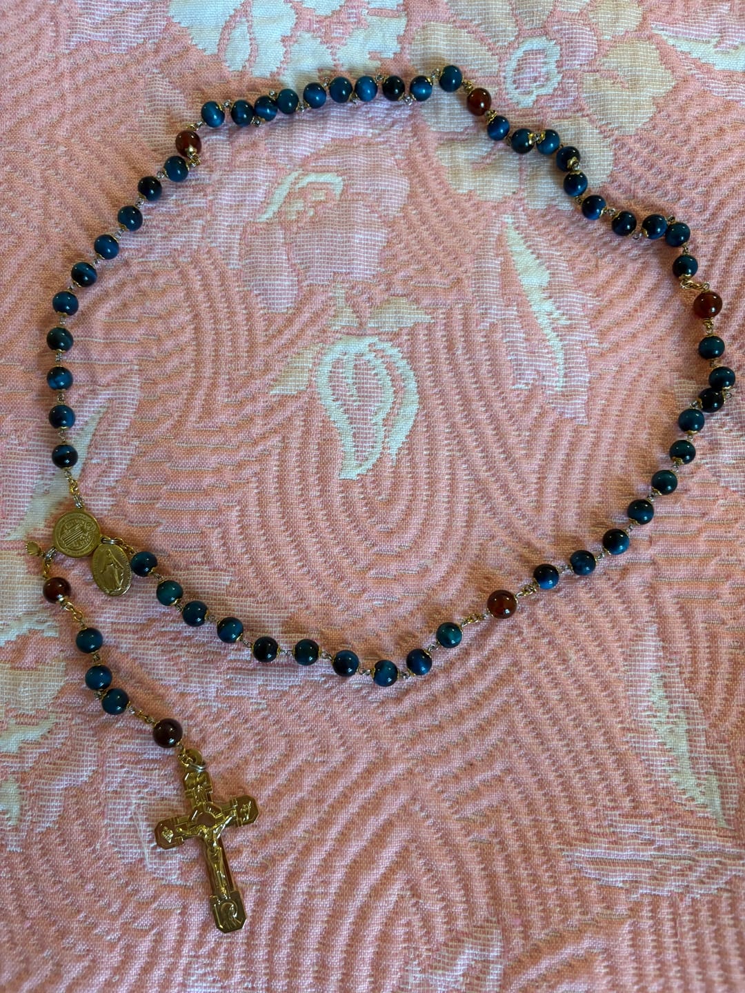 Customer photo review of CHAPELET LAURENÇON en Œil de Tigre Bleu Azur (Perle N°3) et Grenat Translucide "L'ACORDIS"