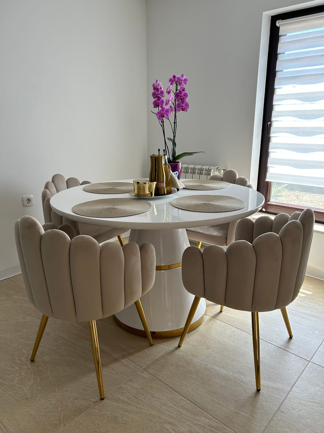 Customer photo review of Masa VEGAS, alb/auriu, 120x120x76 cm