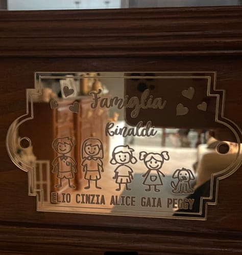 Customer photo review of Fuoriporta Personalizzato con Nomi della Famiglia in Plexiglass