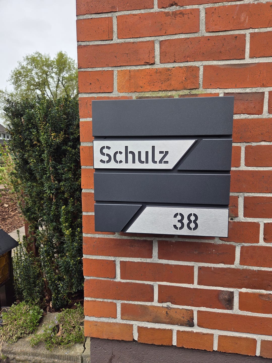 Customer photo review of AlbersDesign Briefkasten B1 Eisenglimmer (DB703) personalisiert mit Edelstahl-Schildern